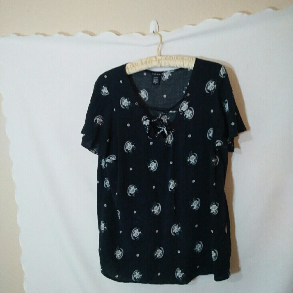 Torrid size 1 black paisley print lace up top NWOT